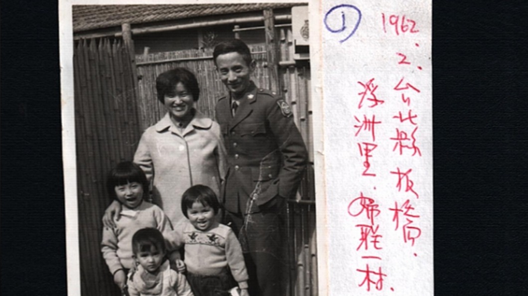 為了紀錄片,朱天文翻出珍貴老照片。(圖/目宿媒體)