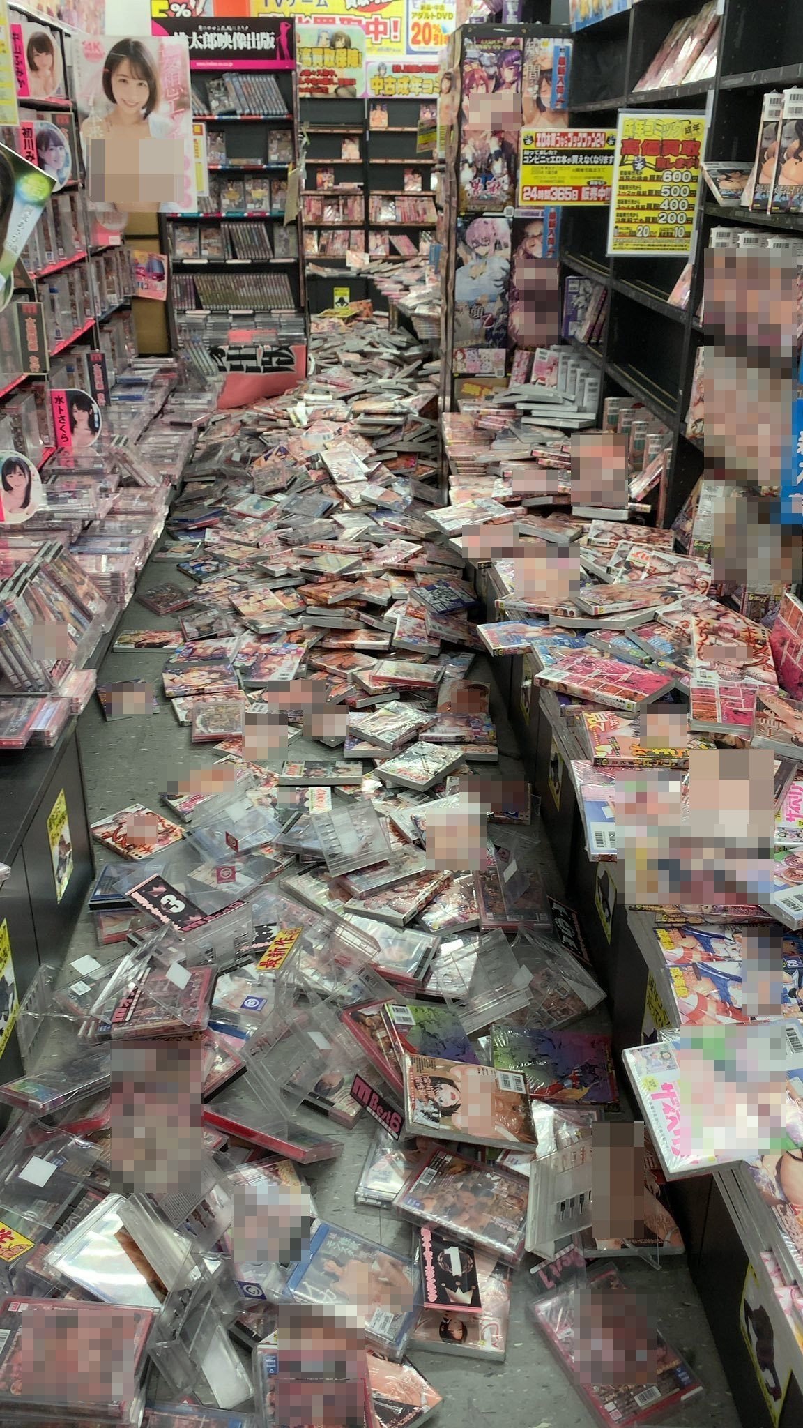 日本色情雜誌店因地震商品全撒滿地,凌亂不堪。(圖/翻攝自@megamegaverse推特)