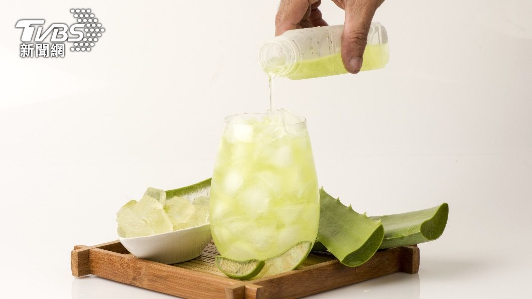 食藥署公告,從明年元旦開始,只有「費拉蘆薈(Aloe vera)」及「好望角蘆薈(A. ferox)」的葉子,且「須完全去皮後」,才能當作食品原料加工使用。(示意圖/shutterstock達志影像)