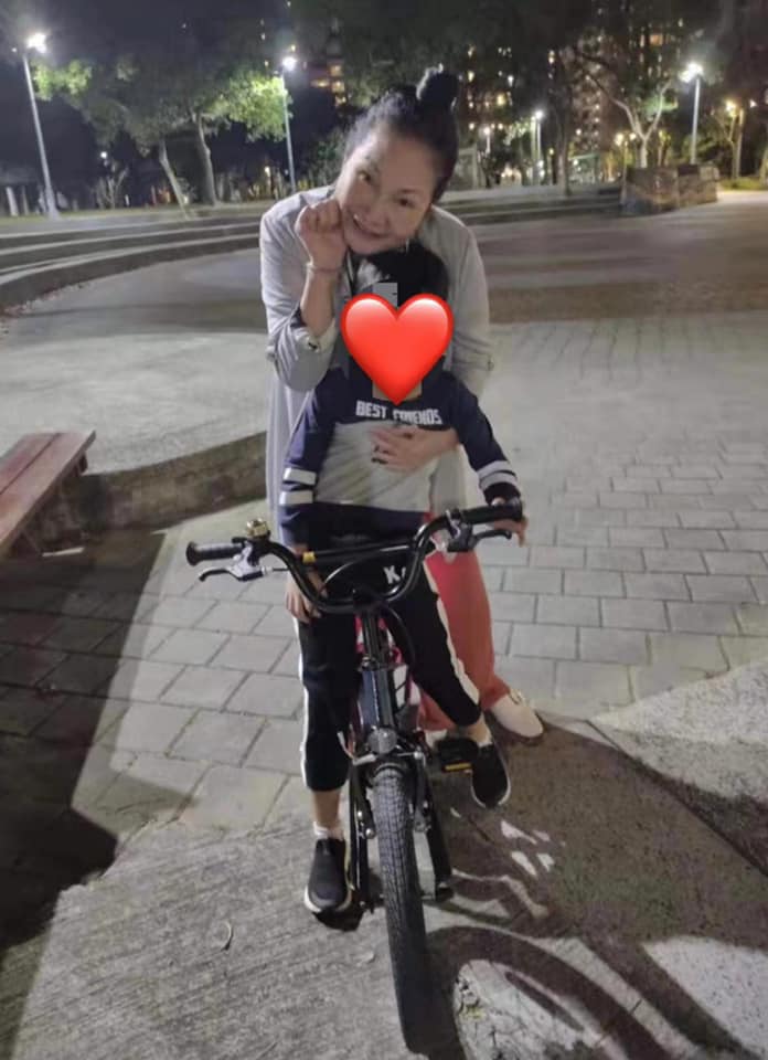 S媽一邊曬孫,一邊砲轟。(圖/翻攝自黃春梅臉書)