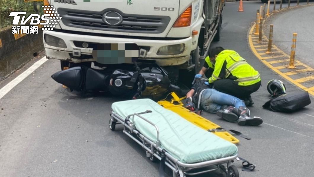 對向大貨車閃不及遭撞。（圖／TVBS）