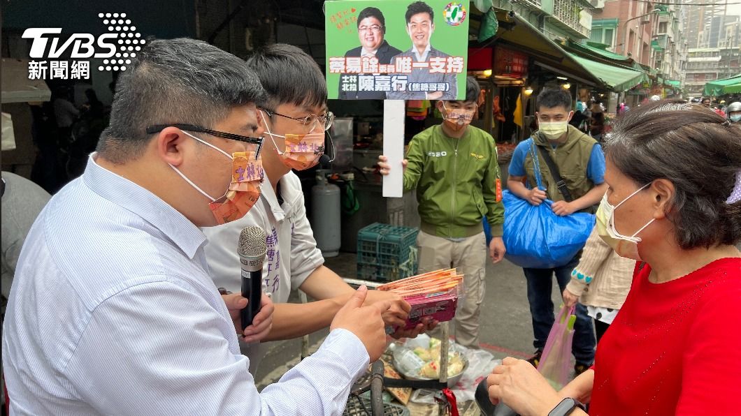 民進黨立委蔡易餘今天前往石牌,替焦糖哥哥陳嘉行站台掃市場,力拚即將到來的議員初選。(圖/TVBS)