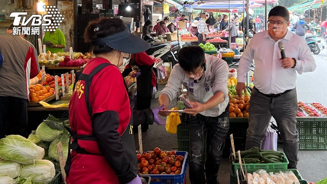 民進黨立委蔡易餘今天前往石牌,替焦糖哥哥陳嘉行站台掃市場,力拚即將到來的議員初選。(圖/TVBS)