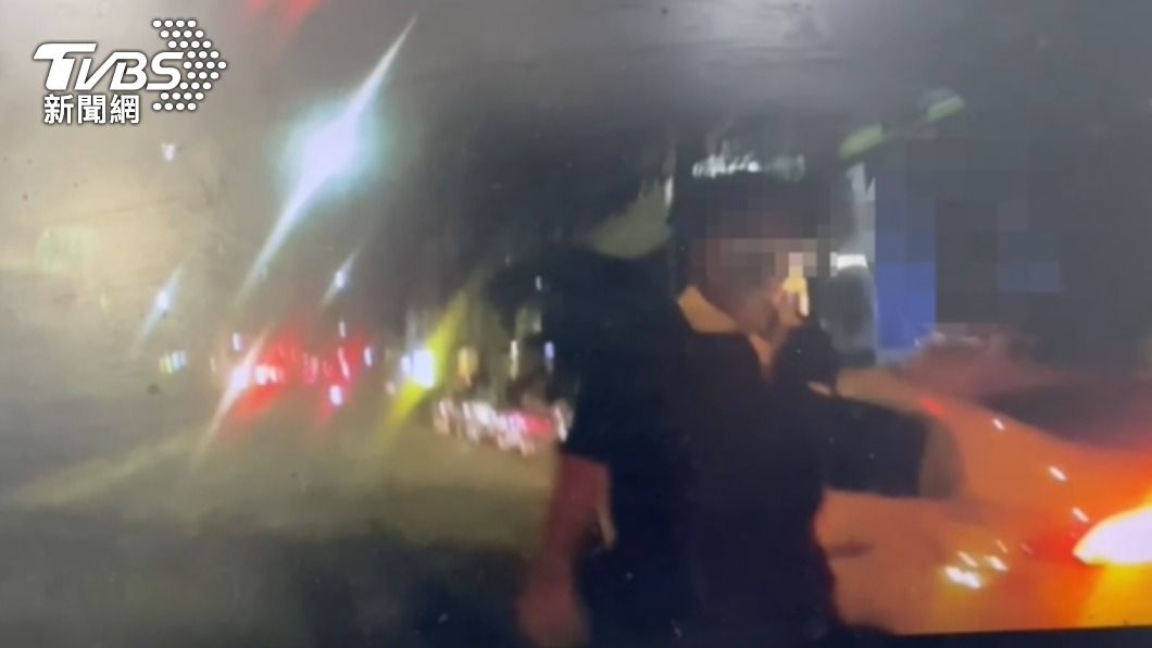 車上還有客人!運將違規擦撞 下車就朝對方臉部連轟3槍