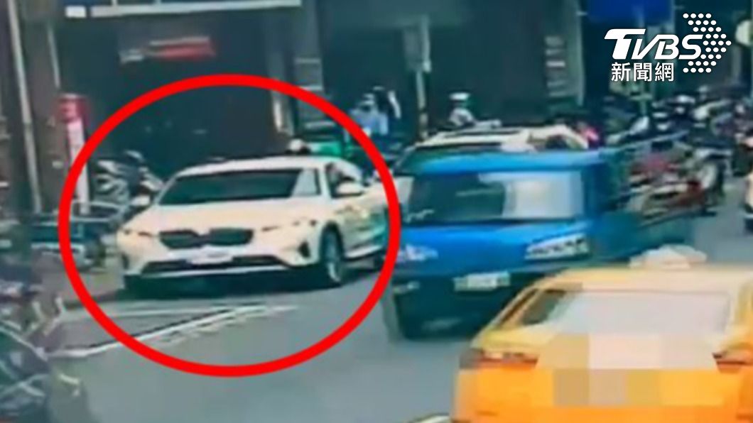 好兇!BMW送孩上課違停害回堵 後車駕駛怒拍車窗嗆