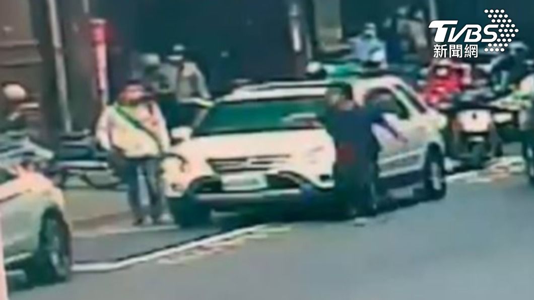 休旅車駕駛下車拍打BMW車窗。(圖/TVBS)