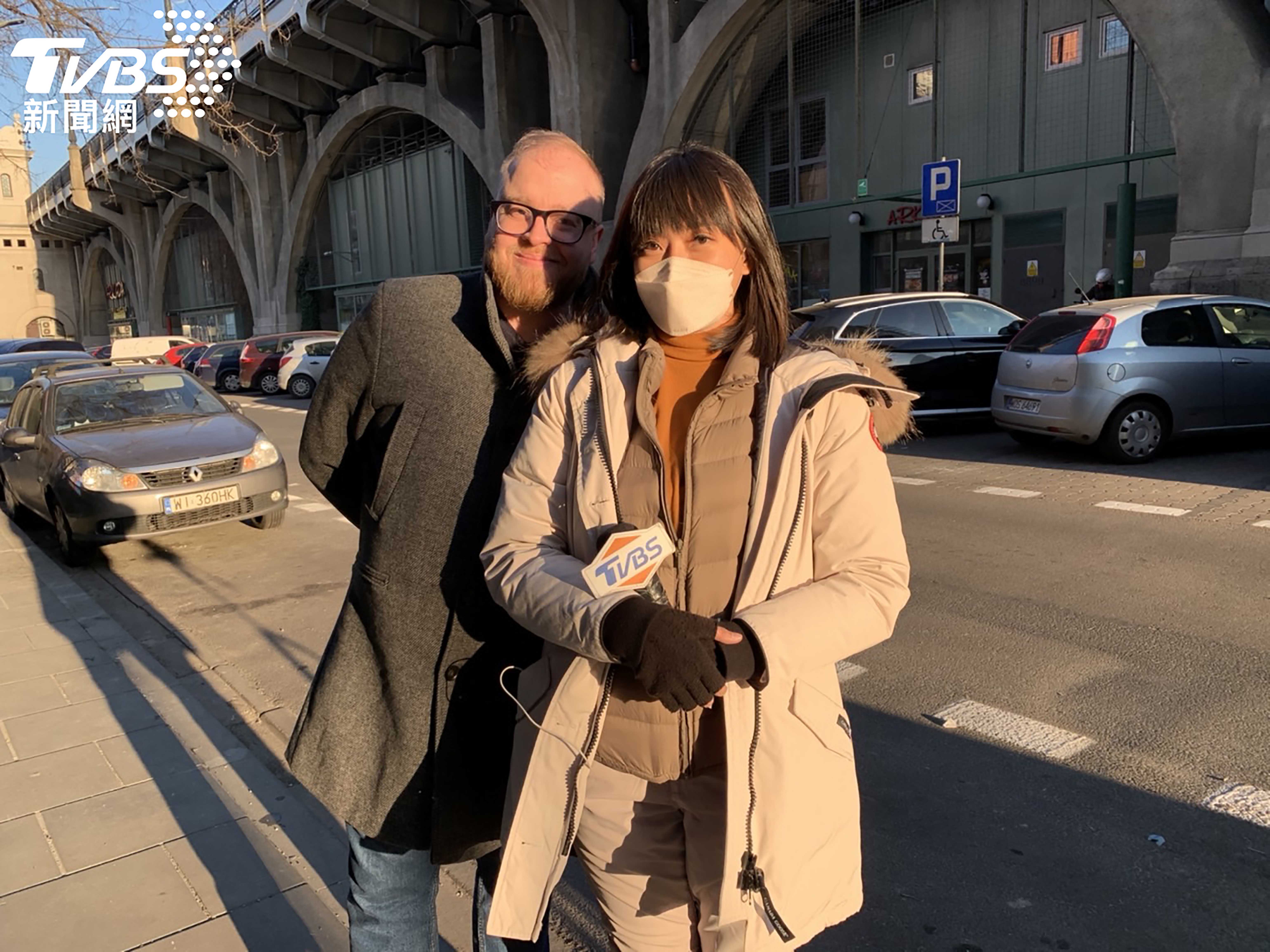 TVBS採訪團隊獨家訪問波蘭外交部發言人亞希納說明當地目前狀況,右為文字記者劉亭廷