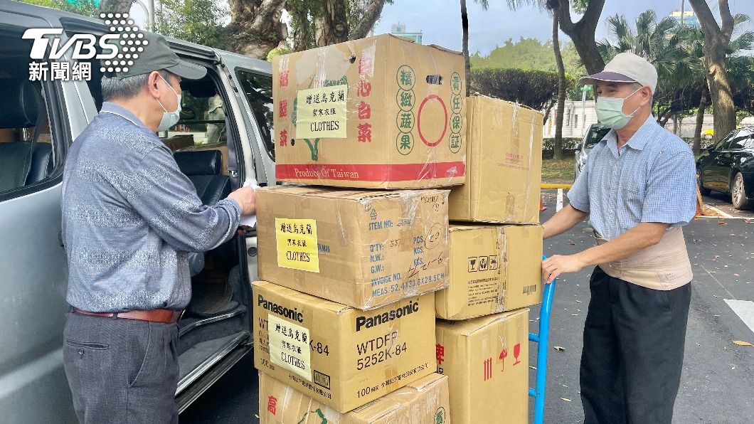 直擊/民間捐烏國物資塞爆外交部!8旬翁親送貨哽咽:戰爭太苦了