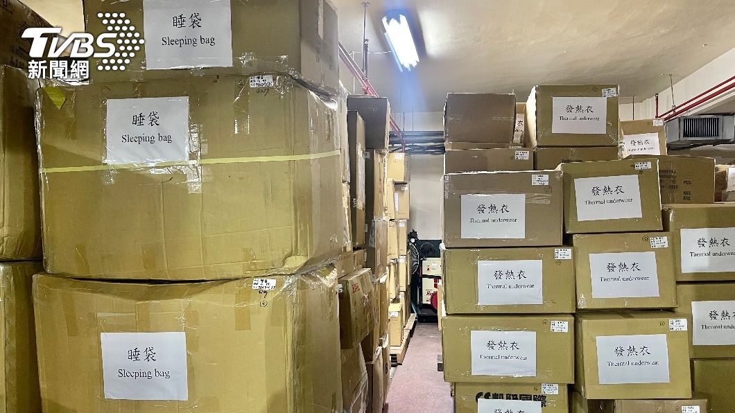外交部蒐整民眾寄來物資的西側門地下停車場,現場幾乎被滿滿的物資塞爆。(圖/TVBS)