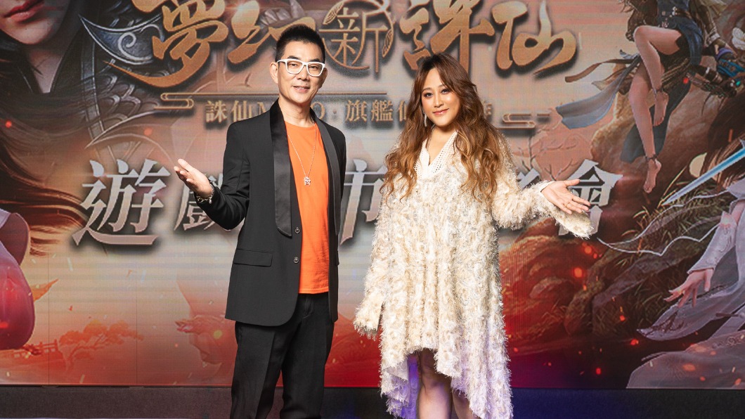家家(右)演唱遊戲主題曲〈命運-碧雪行〉。(圖/艾玩天地提供)