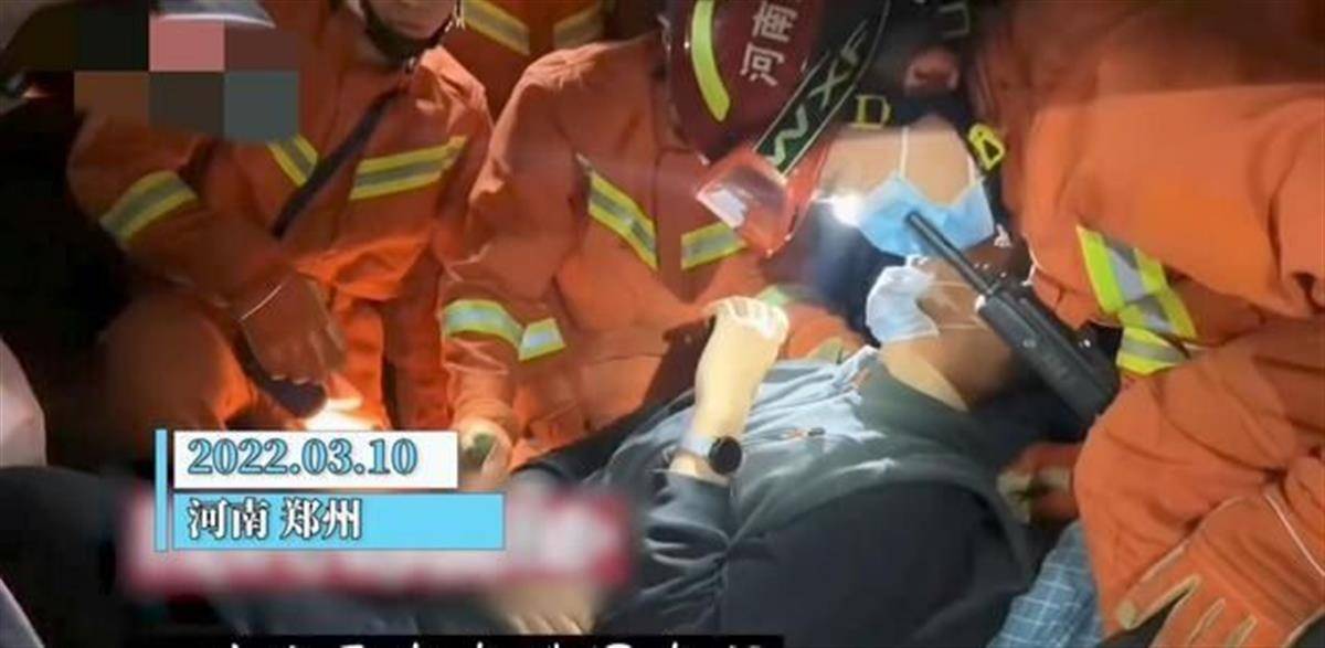 車內一對父子受困兒子要求警消人員先救他爸。(圖/翻攝自搜狐新聞)