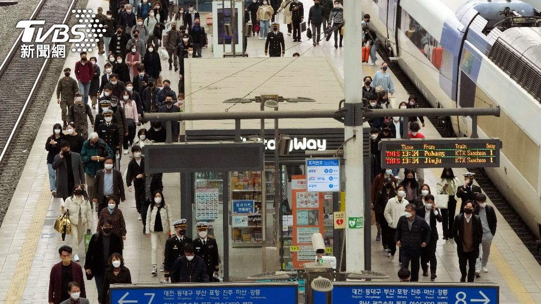 民眾佩戴口罩在首爾車站等待搭車。（圖／達志影像美聯社）