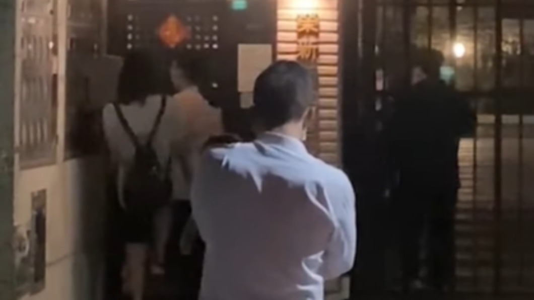 家醜全攤在陽光下!疑婆媳摩擦爆衝突 女踹鐵門狂吼