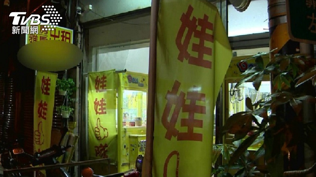 施男與女房管相約在一處娃娃機店碰面看屋。(圖/TVBS資料畫面)