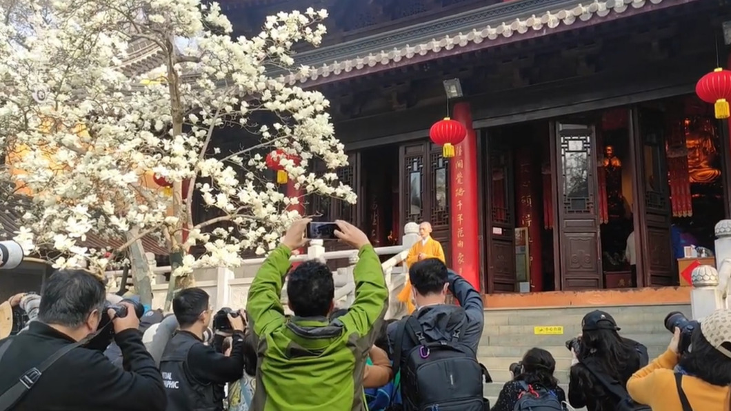 法師會配合粉絲各種擺拍。(圖/翻攝自微博)