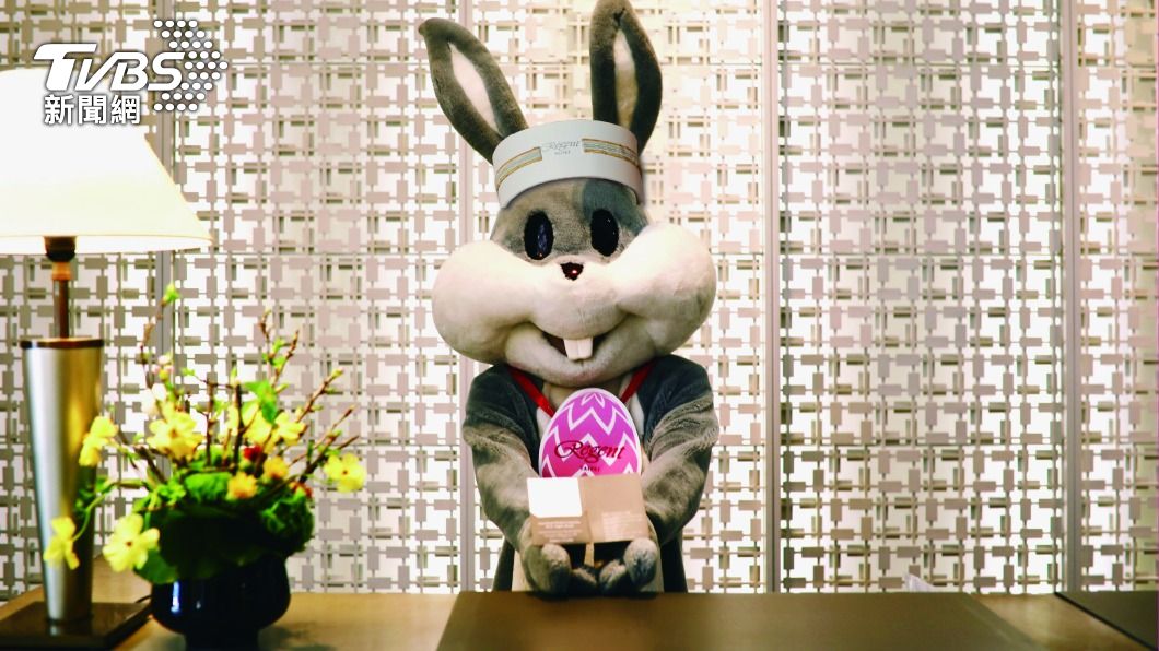 晶華邦妮兔會不定時出沒在酒店各處,進行「Where's Bunny」的躲迷藏遊戲。(圖/晶華酒店提供)