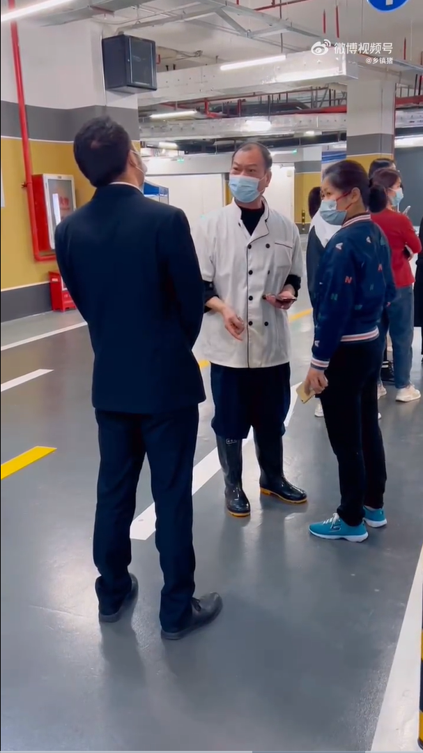萬梓良跟路人發生衝突。(圖/翻攝自微博)