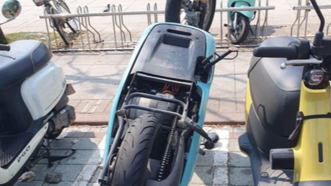 共享機車「180度倒立」停路邊！網傻眼轟：素質就這樣