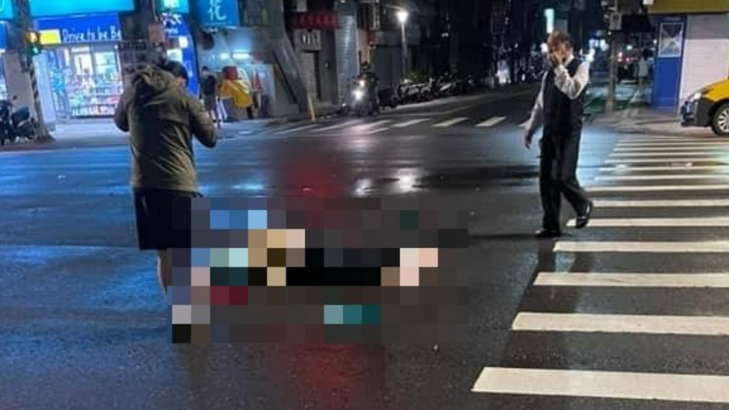 民眾幫忙叫救護車。(圖/Facebook爆料公社公開版 )