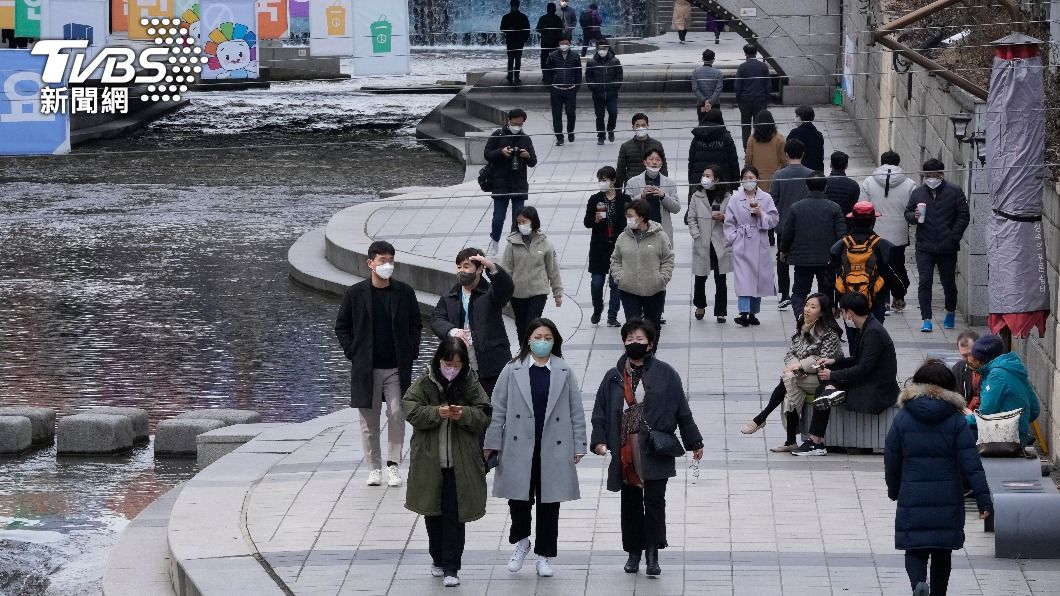 新冠病毒變異株Omicron在韓國快速蔓延，確診人數連續好幾天超過30萬人。（圖／達志影像美聯社）