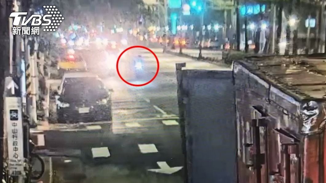 車禍影像曝光!賓士開出街口撞死職業軍人 妻知噩耗淚崩