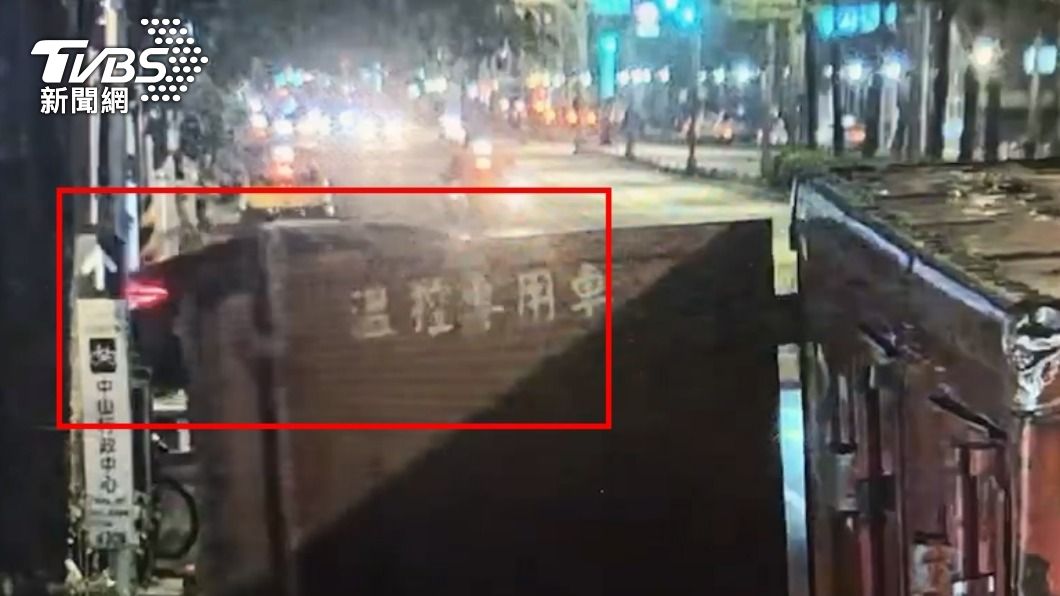 賓士車從錦州街開出撞上職業軍人。(圖/TVBS)
