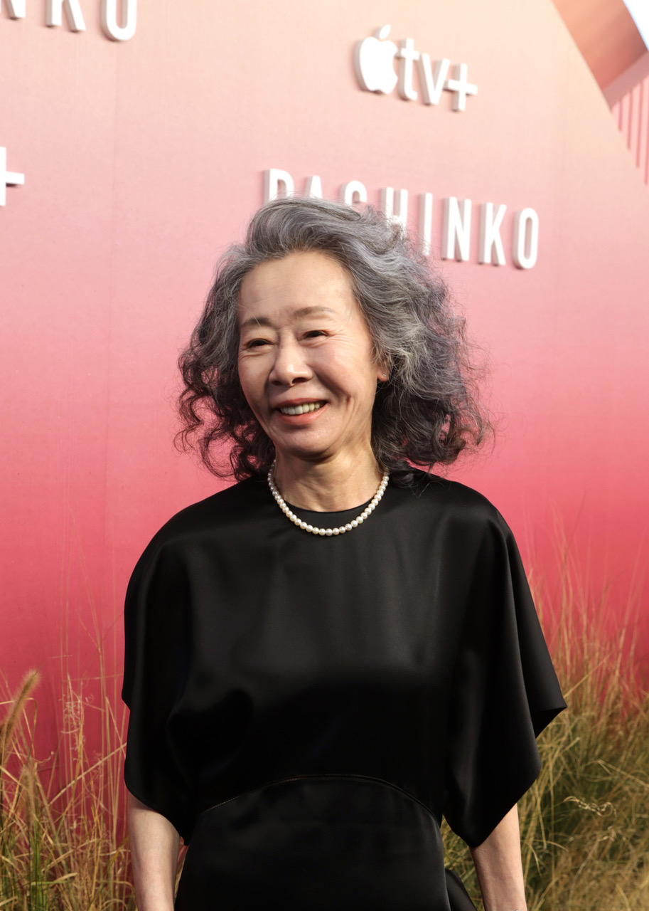 尹汝貞身穿黑色緞面洋裝,優雅出席首映會。(圖/Apple TV+提供)