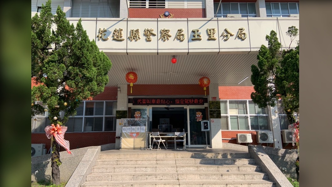 警方呼籲民眾請家中的獨居長者，務必提高警覺小心注意，若有接到疑似詐騙電話，請馬上掛掉並冷靜撥打165或110報案專線查證。(玉里分局提供)
