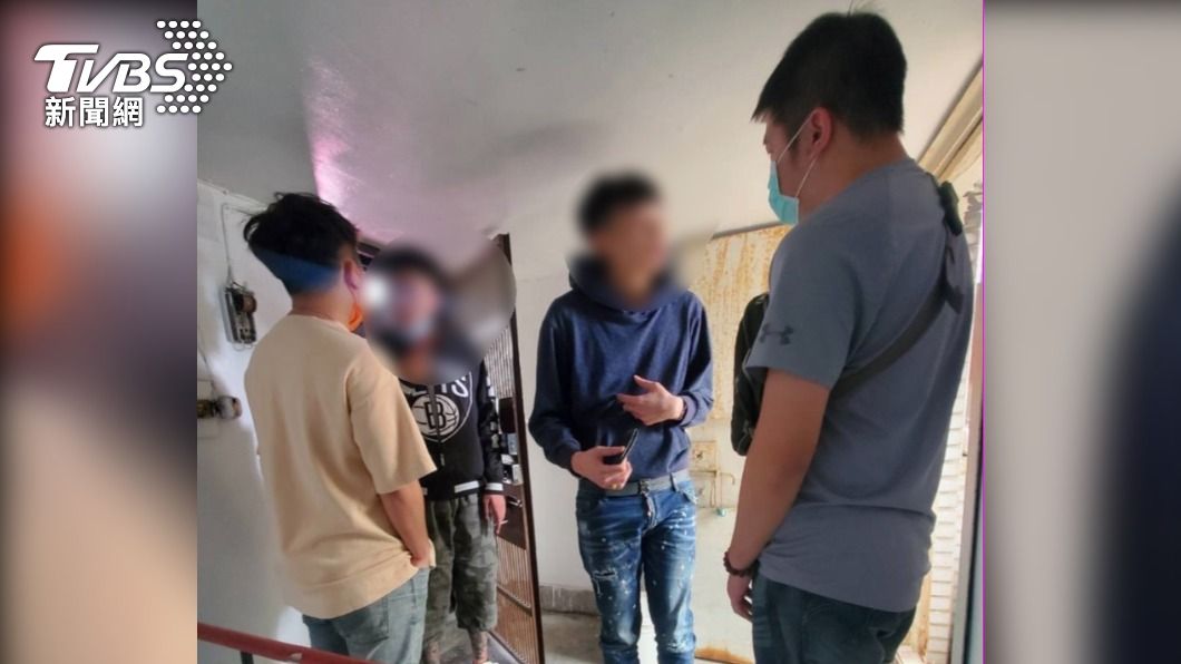 警方到住處逮人。（圖／TVBS）