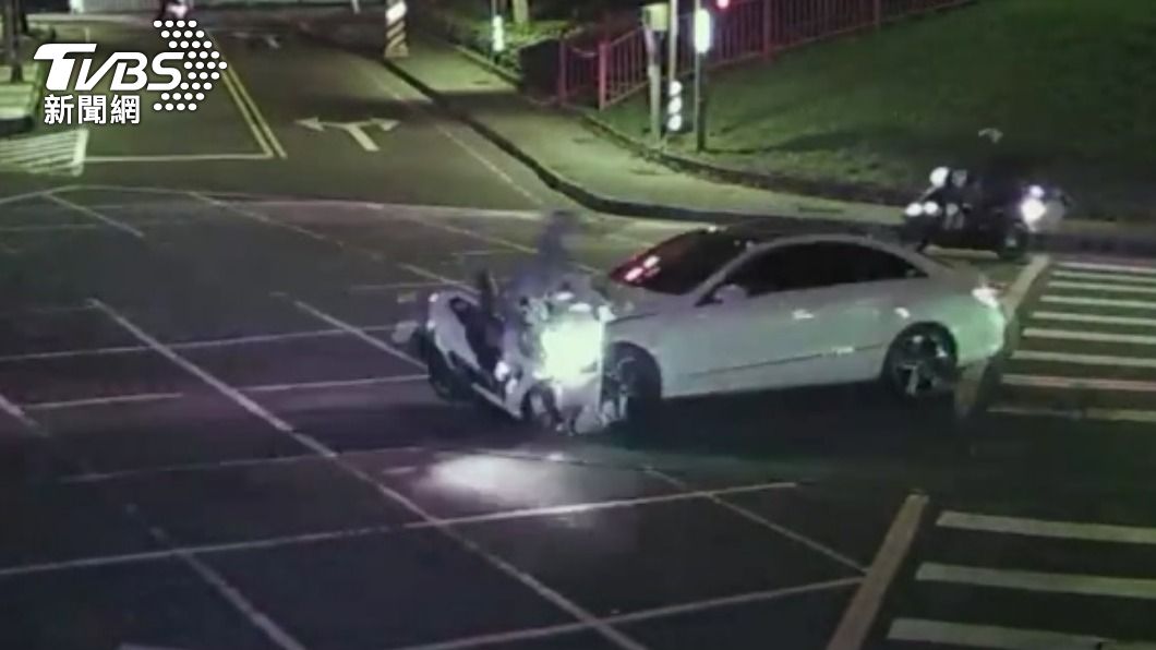 疑搶快轉彎!直行機車遭賓士車撞 騎士騰空翻重摔肋骨斷