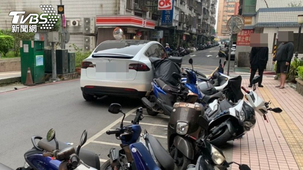 19歲男大生開媽媽的特斯拉　操作不當前面沒車直衝路邊撞