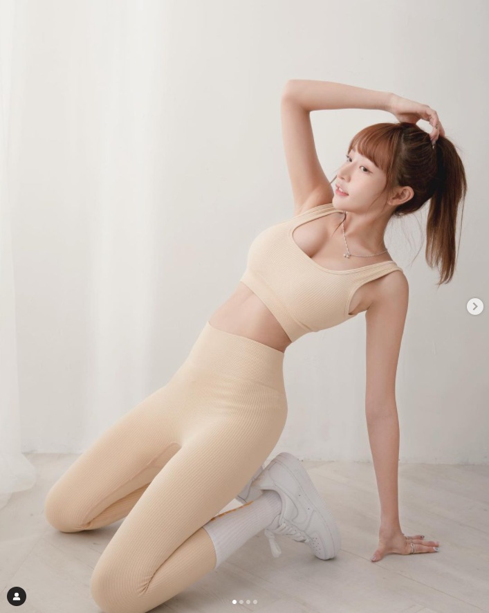 林襄穿著肉色瑜珈服性感又甜美。(圖/翻攝自林襄IG)
