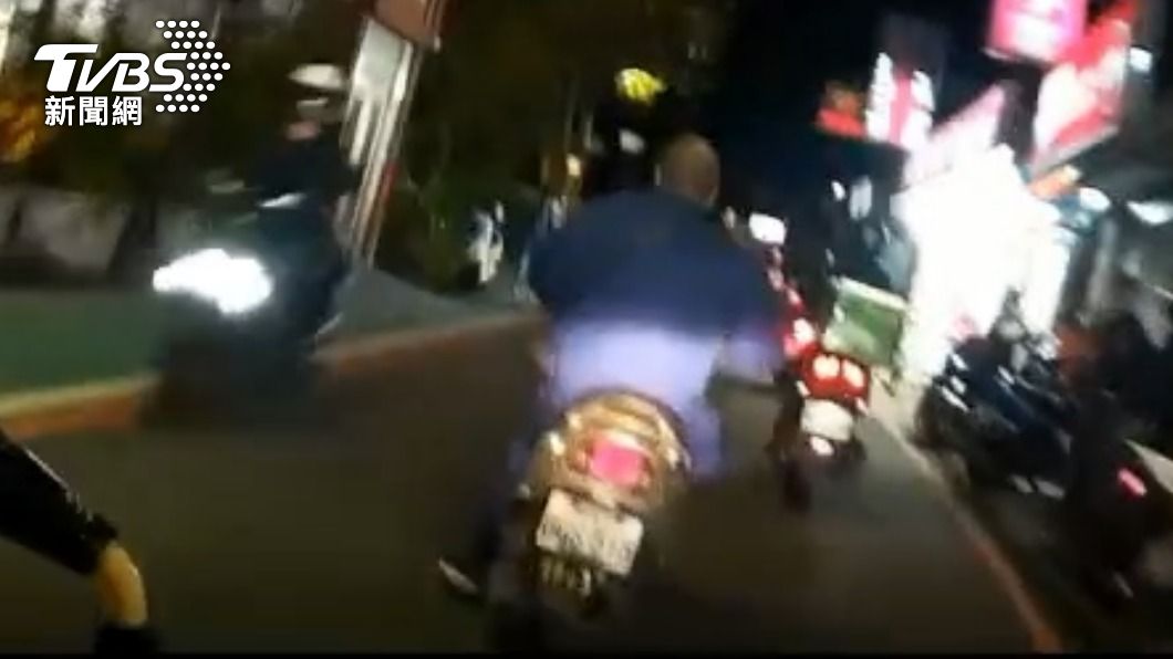 不抓你抓誰!騎士藏毒沒戴口罩、安全帽 警前呼嘯過
