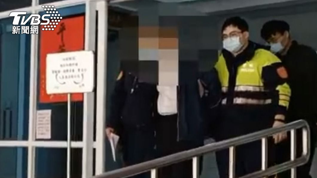 蔡男被警方依法送辦。(圖/TVBS)
