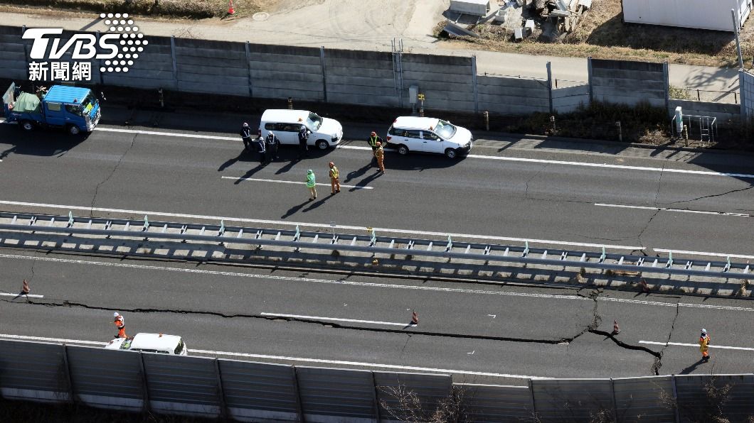 原本路上有一條長達50公尺的巨大裂縫。(圖/達志影像美聯社)