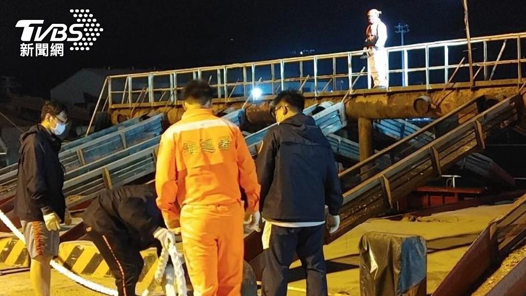 陸船侵入馬祖海域盜抽砂石 海巡扣押並逮捕8人