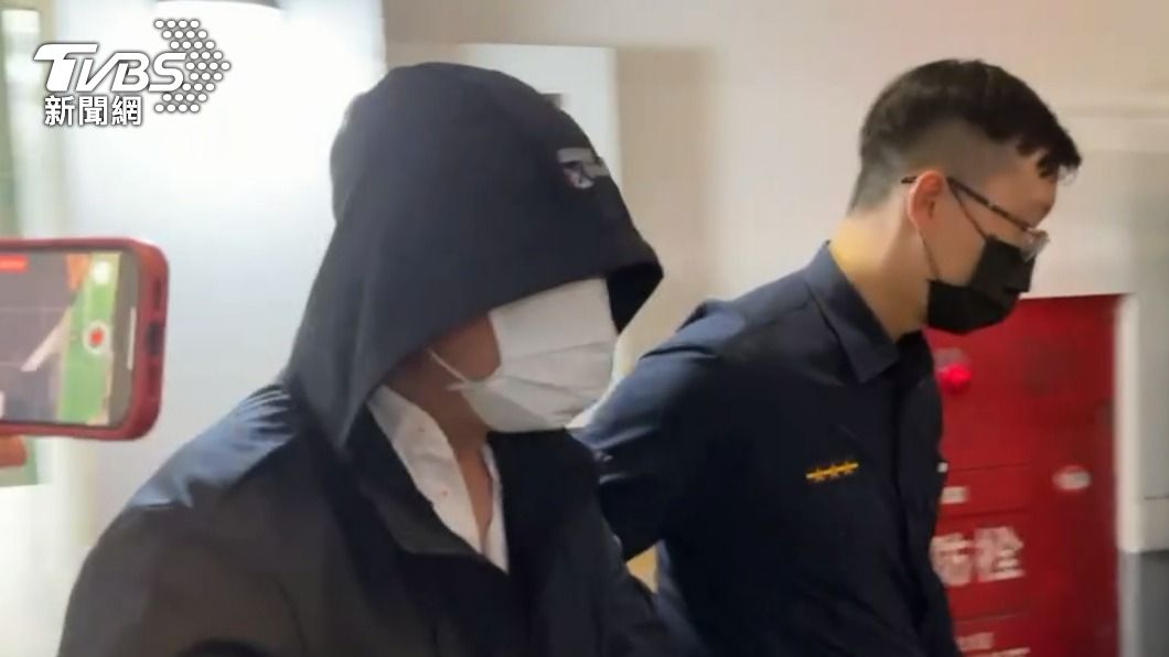 駕駛被移送時疑似小聲地說對不起。（圖／TVBS）