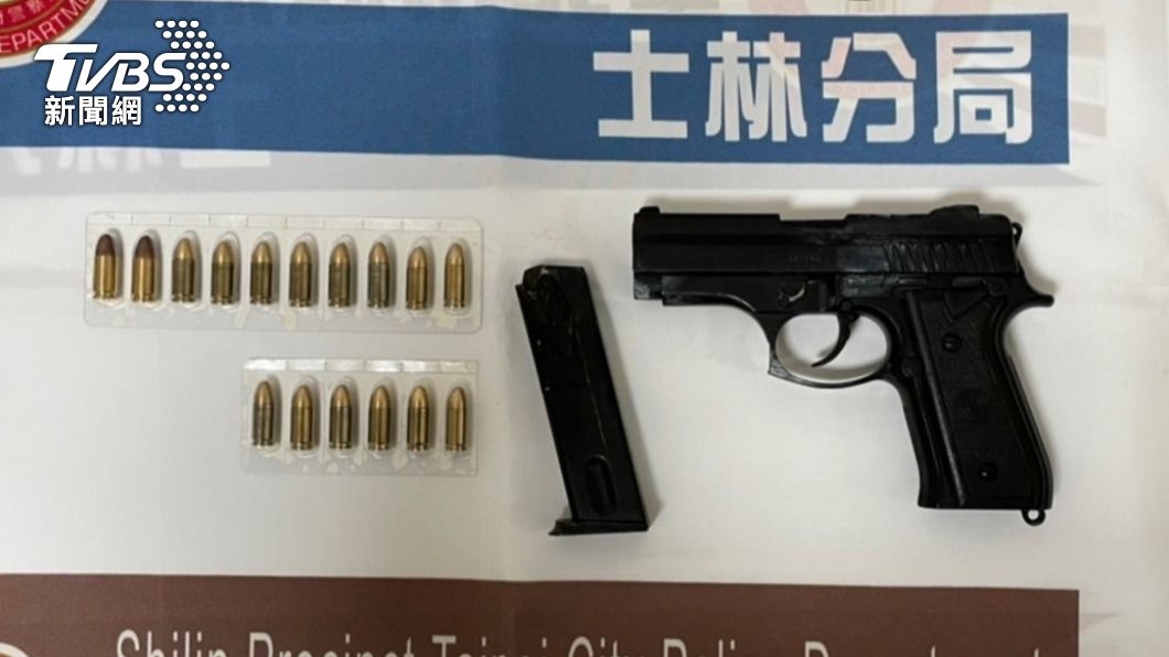 警方查毒品意外抓到槍枝。(圖/TVBS)