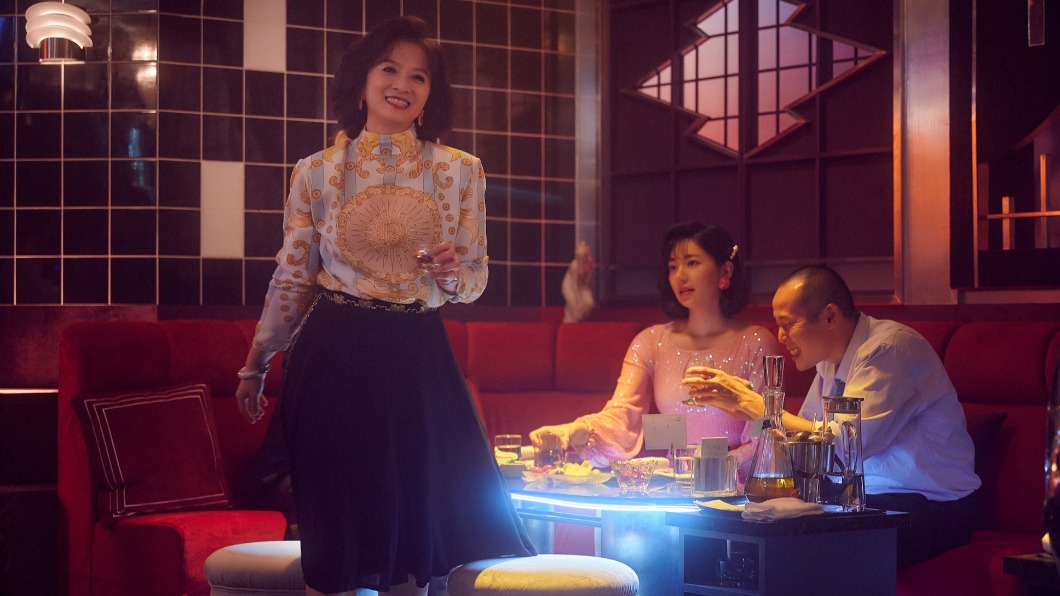 謝瓊煖(圖左)劇中沈迷牌桌與六合彩而敗光所有積蓄。(圖/Netflix、百聿數碼提供)