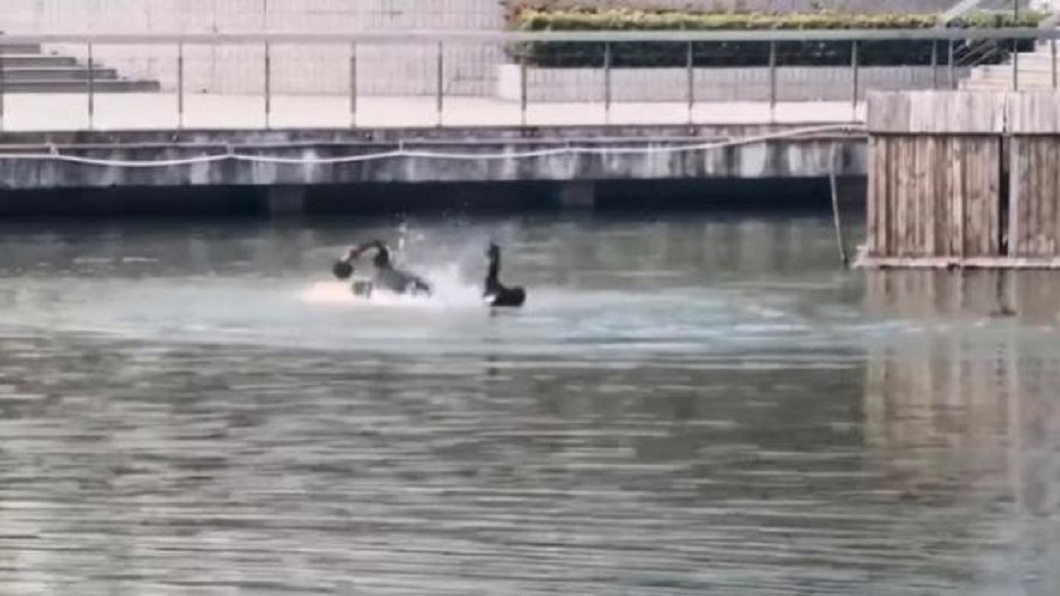 有路過民眾拍下過程並分享上網。(圖/翻攝自新周刊)