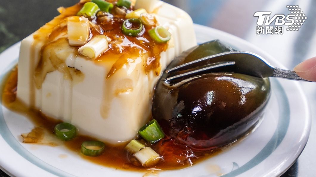 皮蛋豆腐要不要拌引起一陣論戰。（示意圖／shutterstock達志影像）