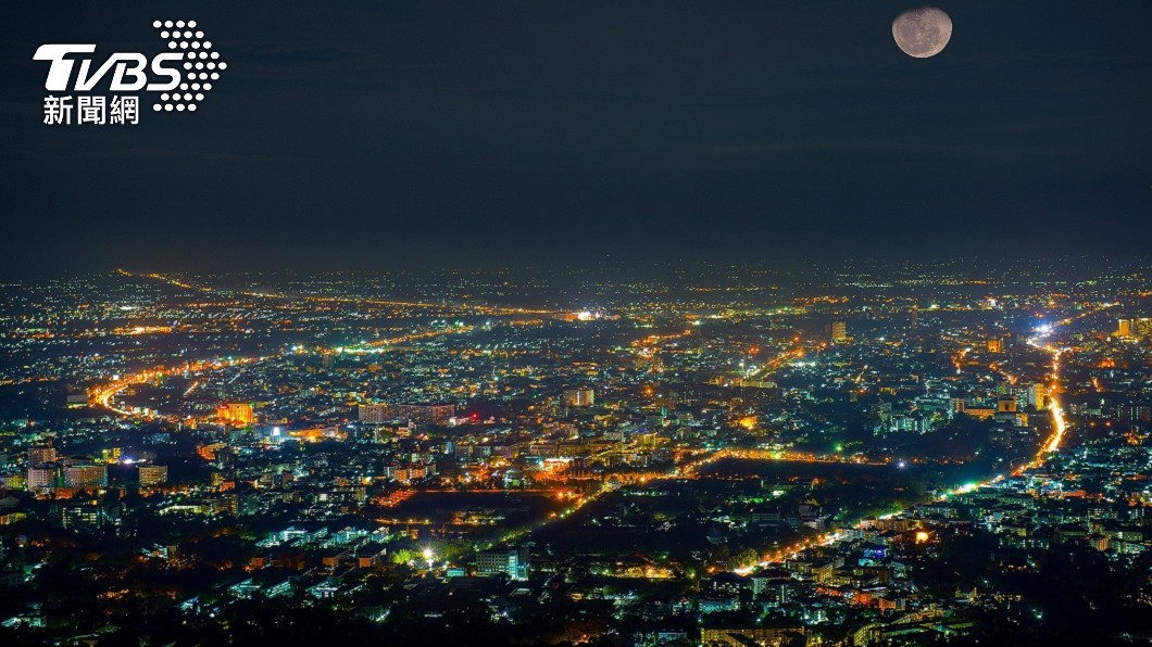 許多男女約會行程會到山上去看夜景。（示意圖／shutterstock達志影像）