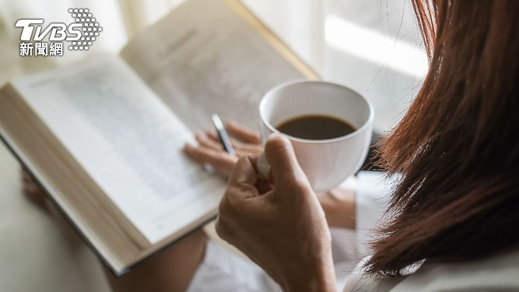 現代人生活忙碌,較少有時間看書精進。(示意圖/shutterstock達志影像)