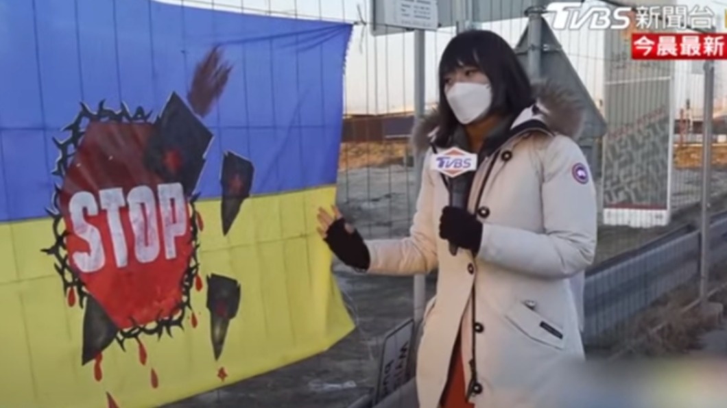 記者劉亭廷在距離烏克蘭一公里的波瀾小城鎮，多羅胡斯克市。（圖／TVBS資料畫面）
