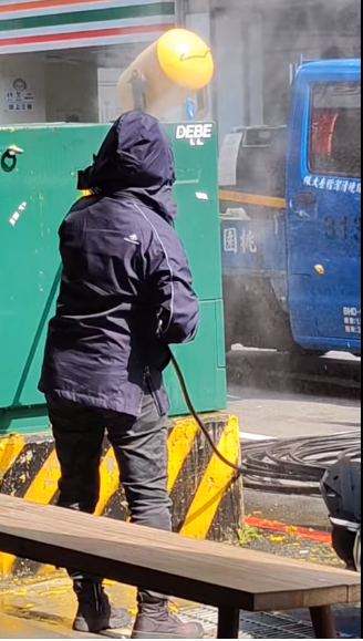清潔人員用水沖變電箱。(圖/翻攝自爆廢公社)
