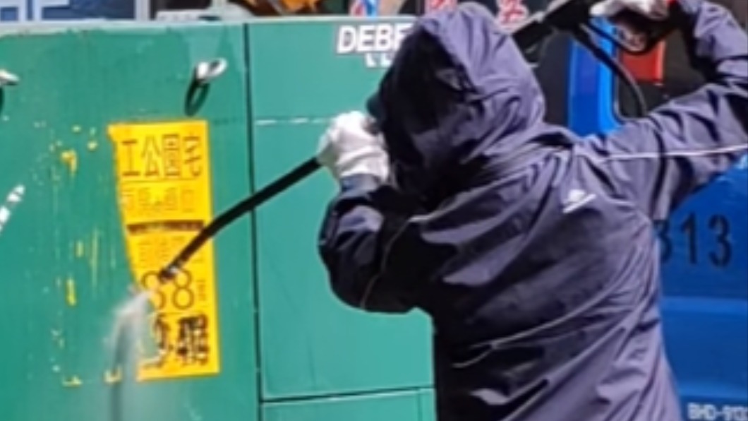 男見清潔員「水沖電箱」怕爆 網吐槽:只電小鳥松鼠