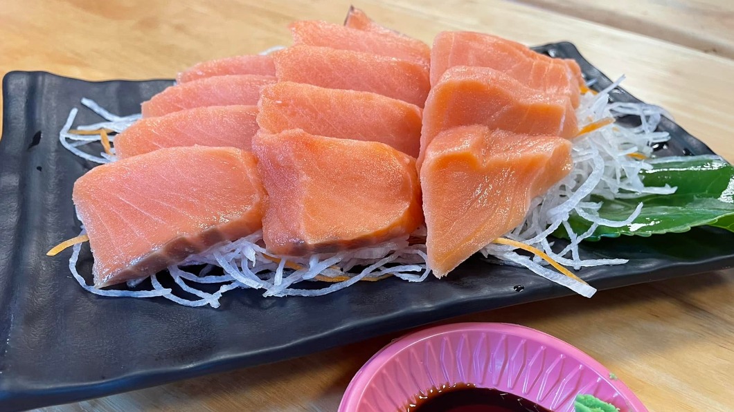 250元鮭魚生魚片「沒油花」!顧客氣炸 掀網2派戰翻