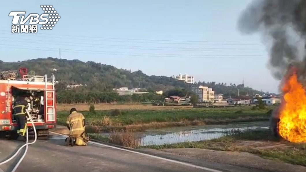 消防人員在10分鐘內順利將火勢撲滅。(圖/TVBS)