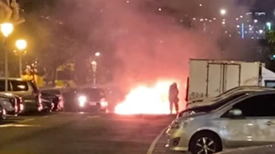 停車場祝融4車毀!警消急撲驚現「木炭」 女駕駛驚惶逃出遭法辦