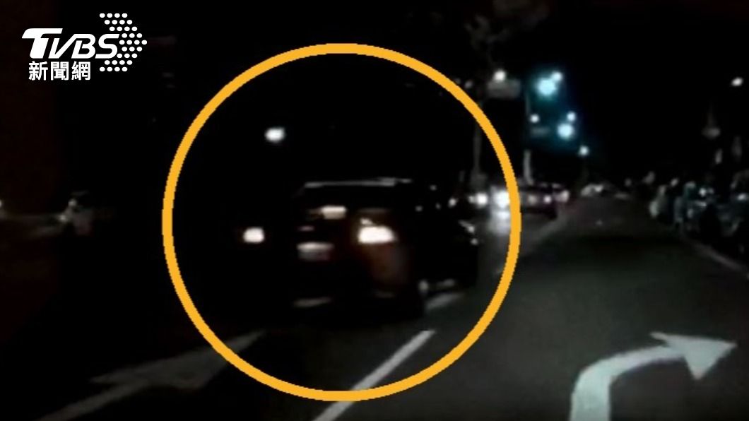 車禍發生前，後方轎車拍下簡姓駕駛高速狂飆。（圖／TVBS）